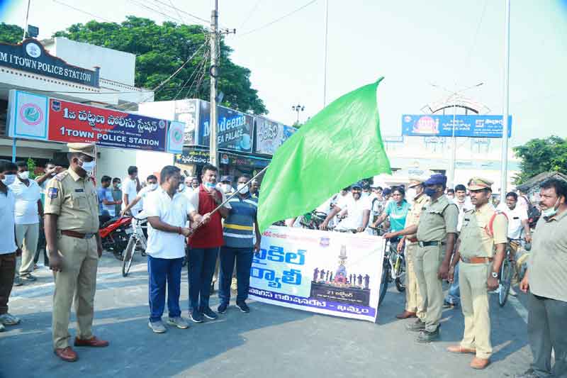 త్యాగధనుల వల్లే ప్రశాంత జీవనం