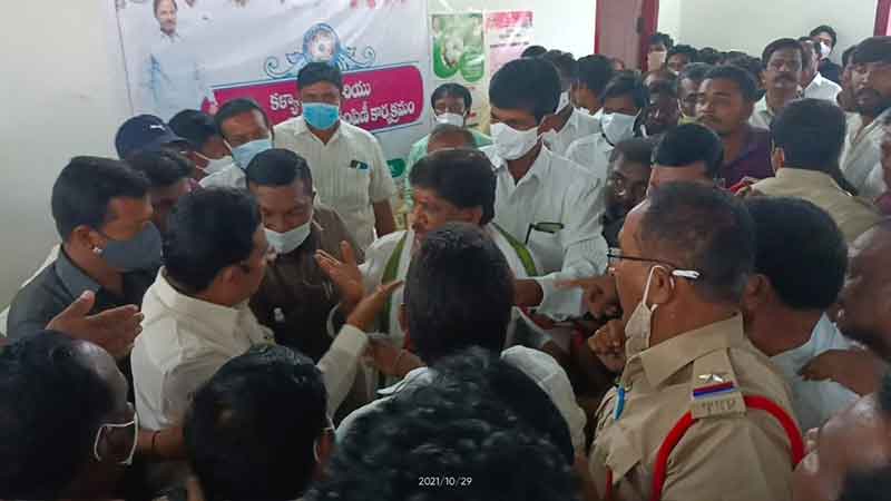 కాంగ్రెస్‌ పార్టీ నాయకుల అత్యుత్సాహం