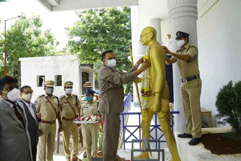 అహింసా మార్గాన్ని పాటించాలి