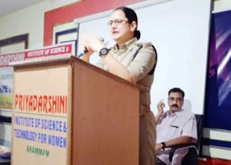 అపరిచితులతో అప్రమత్తంగా ఉండాలి