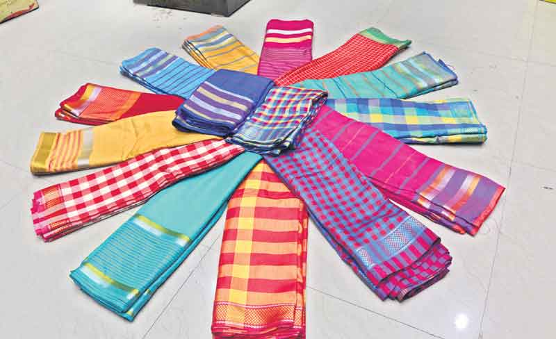 ఆడబిడ్డలకు బతుకమ్మ సారె