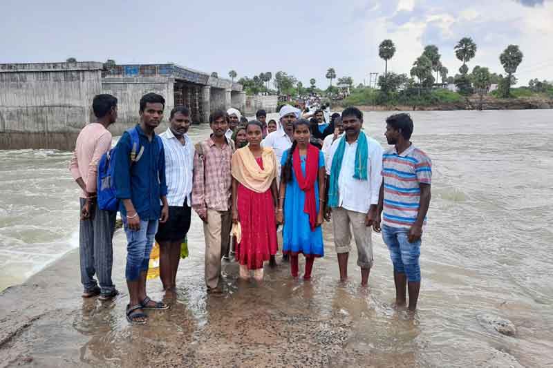 వారి కోసం.. వరదను ఆపేశారు!