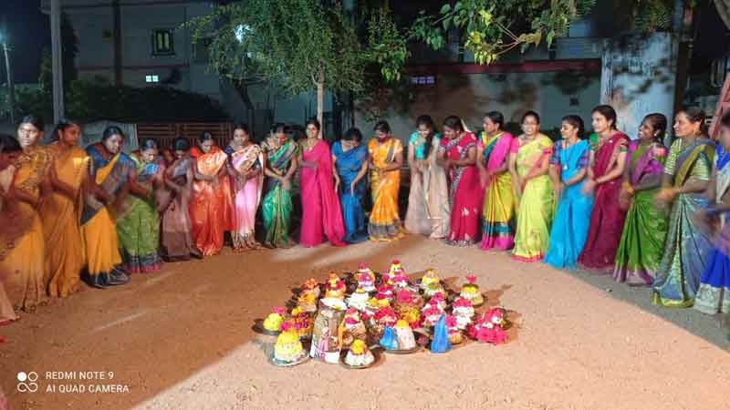 కొనసాగుతున్న బతుకమ్మ సంబురాలు