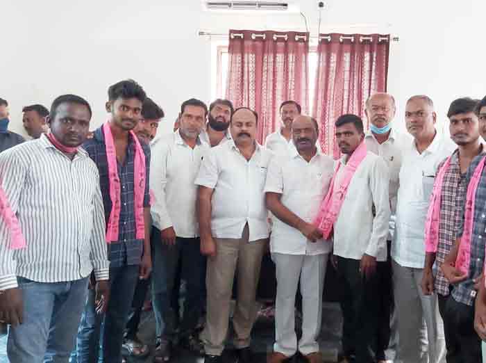 టీఆర్‌ఎస్‌లో జోరుగా చేరికలు