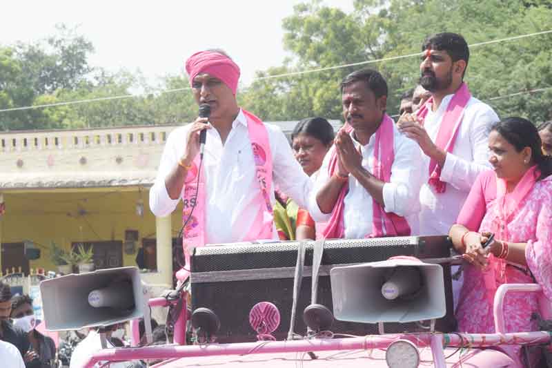 దగ్గరుండి దళితబంధు గ్రౌండింగ్‌ చేయిస్త