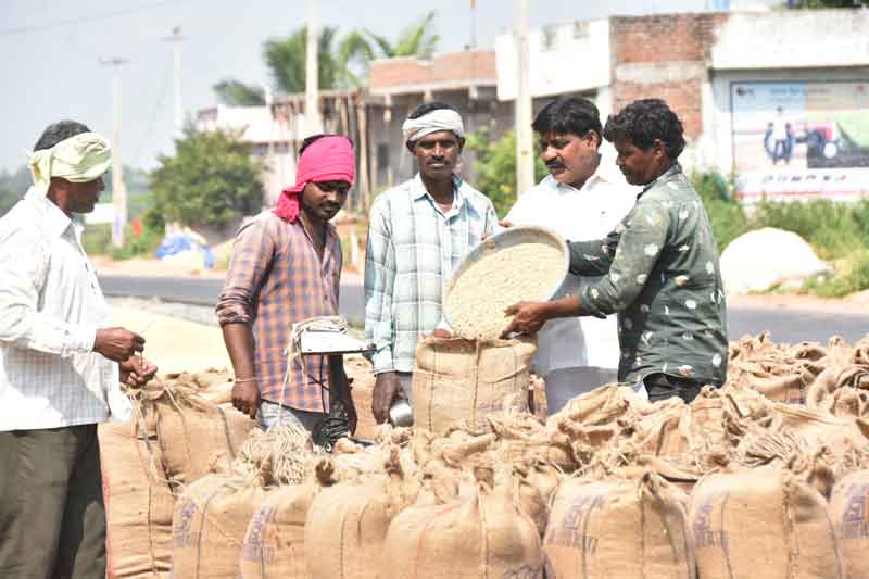 ఊళ్లెనే కొంటున్రు