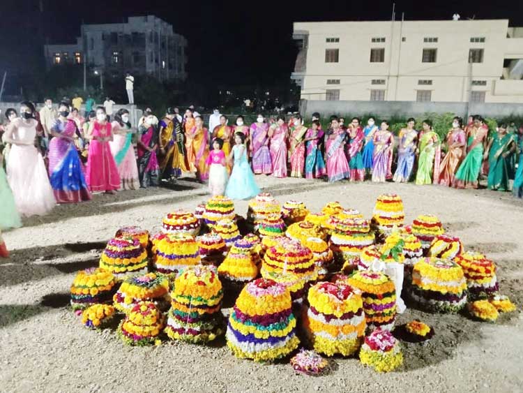 బతుకమ్మ బతుకమ్మ ఉయ్యాలో..