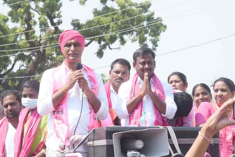 దగ్గరుండి దళితబంధు గ్రౌండింగ్‌ చేయిస్త