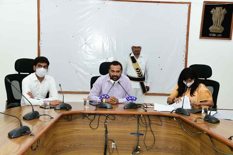 పోలింగ్‌ కేంద్రాలను సందర్శించాలి