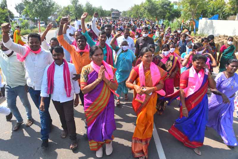 ఎందుకు రాజీనామా చేసినవో చెప్పి ఓట్లడుగు