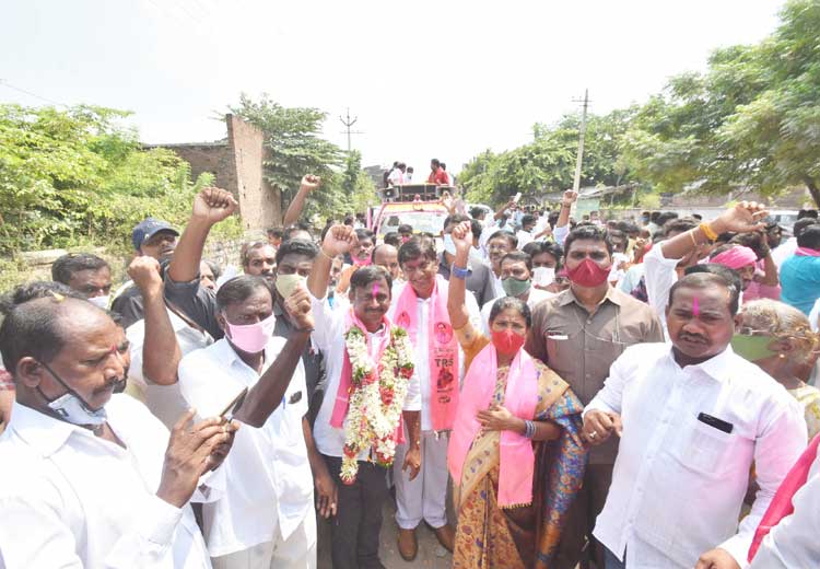 ఓట్లేసి గెలిపిస్తే కోట్లు కూడబెట్టిండు