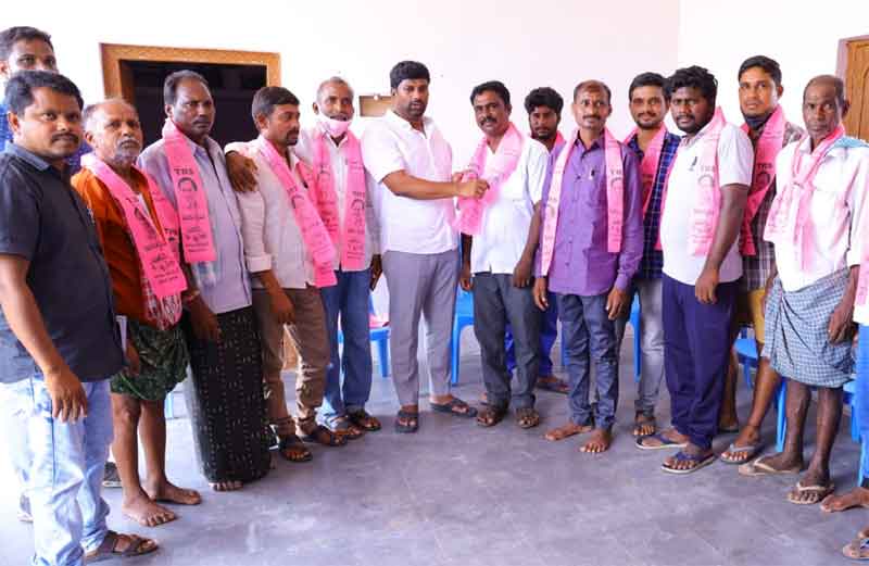 టీఆర్‌ఎస్‌లో చేరికల జోరు