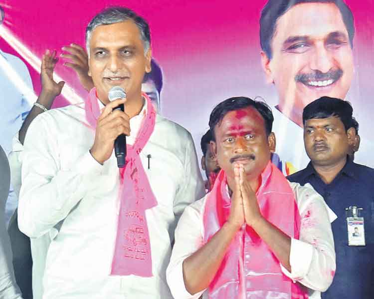 చేరదీసిన కేసీఆర్‌నే తిడుతవా?