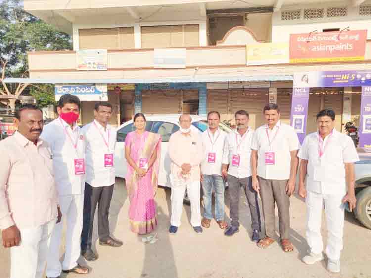 టీఆర్‌ఎస్‌ ప్లీనరీకి తరలిన నాయకులు