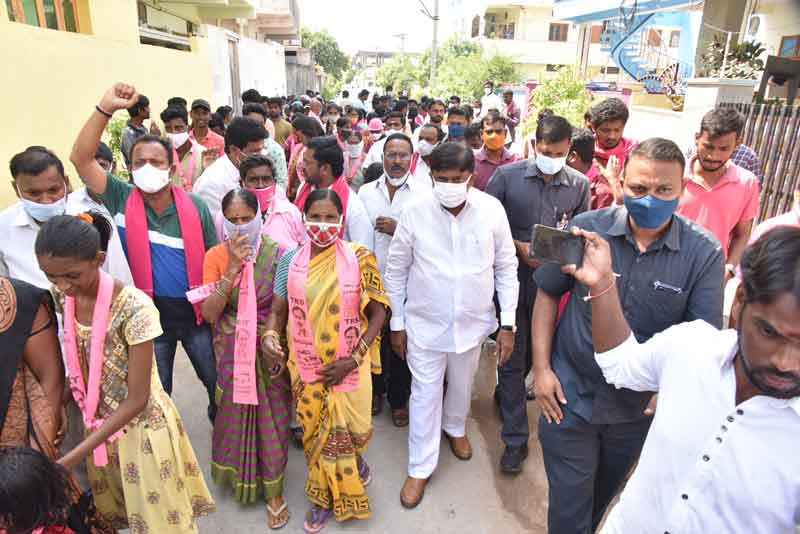 అన్నం పెట్టేవాళ్లా.. దోచుకునేటోళ్లా..?