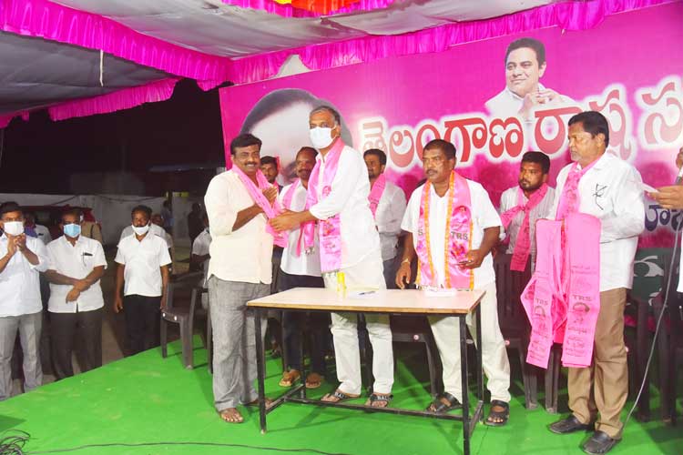 టీఆర్‌ఎస్‌లోకి వలసల వెల్లువ