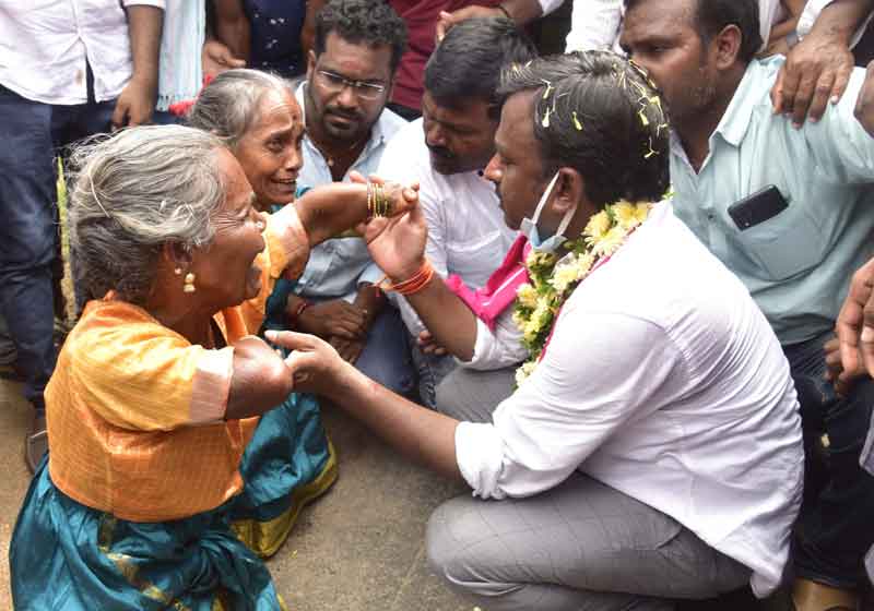 పేదలపై ప్రేముంటే ఇండ్లెందుకు కట్టియ్యలె?