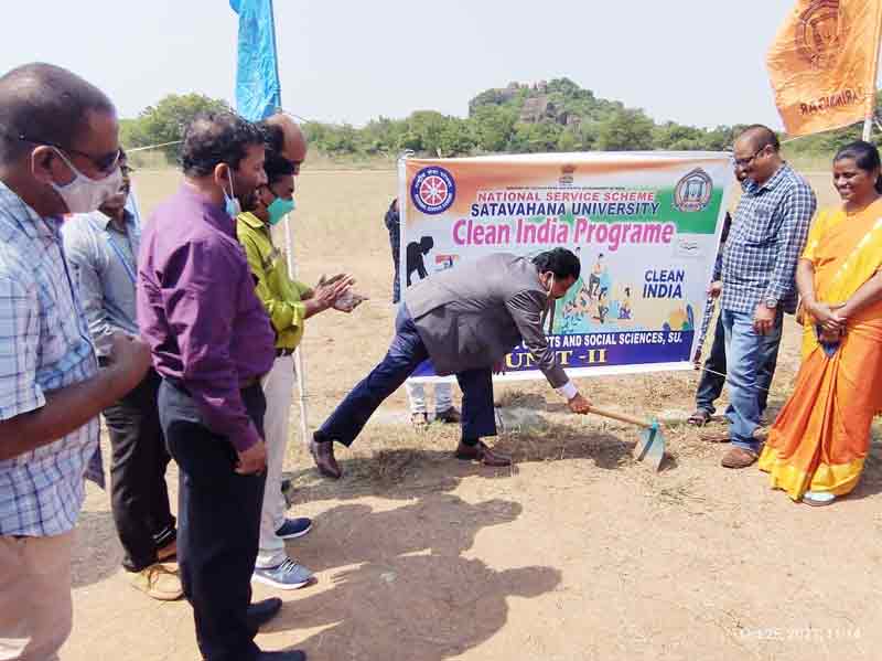 పరిసరాలు శుభ్రంగా ఉంచుకోవాలి