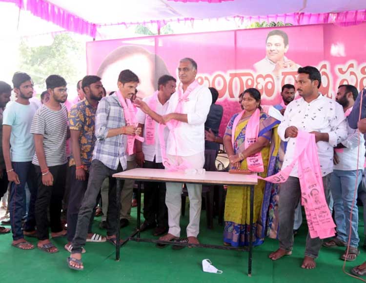 బట్టకాల్చి మీదేస్తున్నరు..