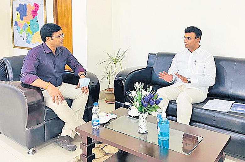 భూసమస్యలపై కలెక్టర్‌తో ఎమ్మెల్యే చర్చ