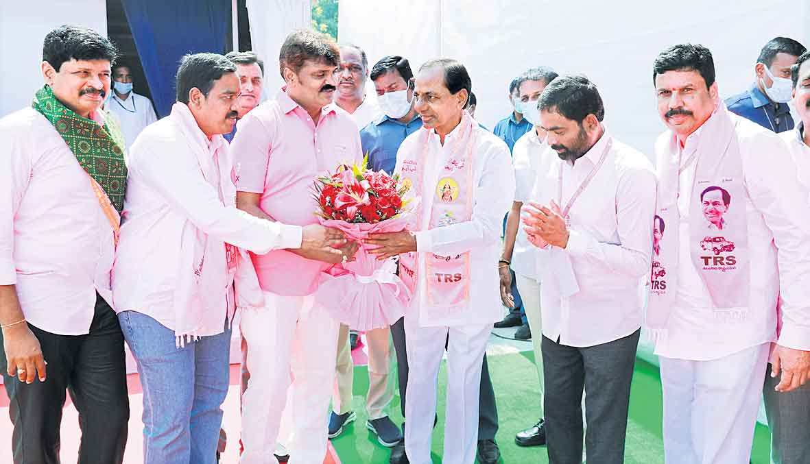 మమ్మల్ని శాసించేది ప్రజలే