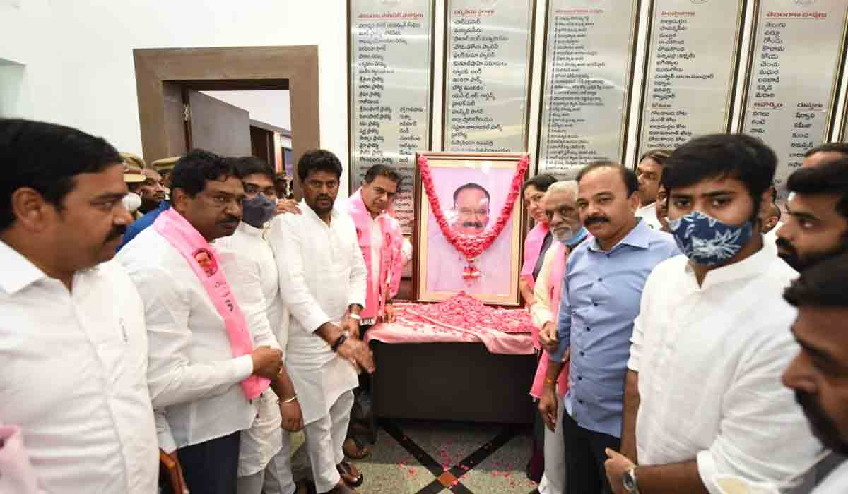 మాజీ మంత్రి నాయినికి కేటీఆర్ ఘ‌న నివాళులు