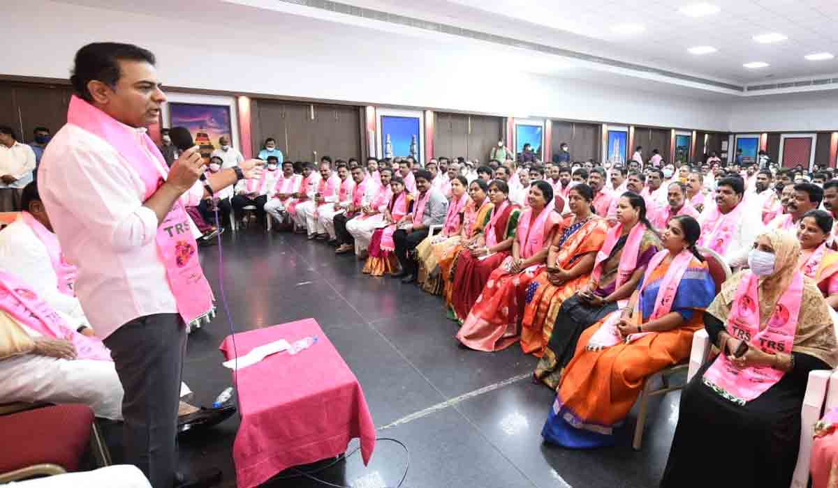 టీఆర్ఎస్ ప్లీన‌రీ, విజ‌య గ‌ర్జ‌న‌పై కేటీఆర్ స‌న్నాహ‌క స‌మావేశం