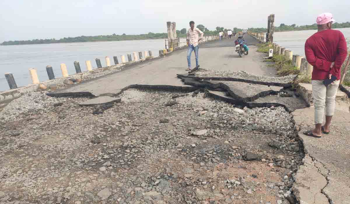 Nizamabad | ధ్వంసమైన అంతర్ రాష్ట్ర వంతెన..