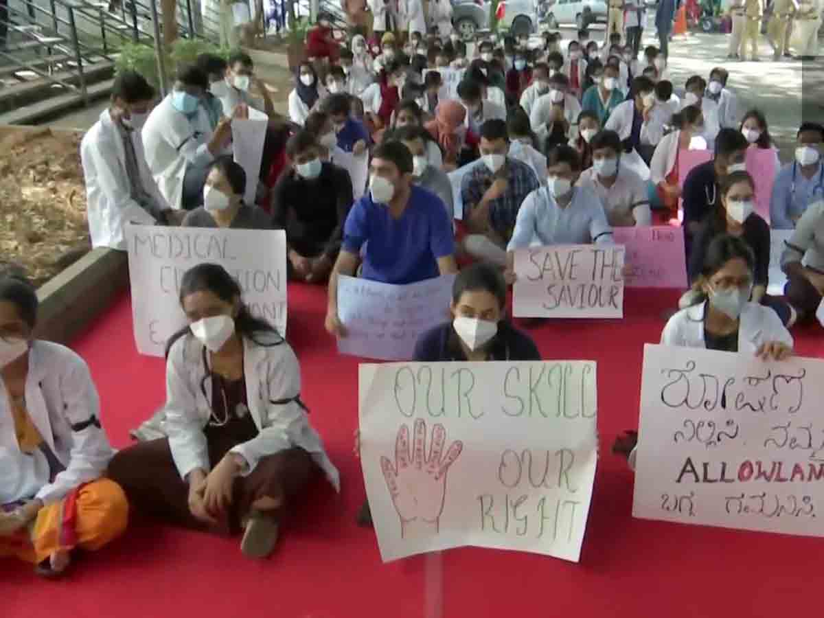 కర్ణాటకలో రెసిడెంట్ డాక్టర్ల నిరసన