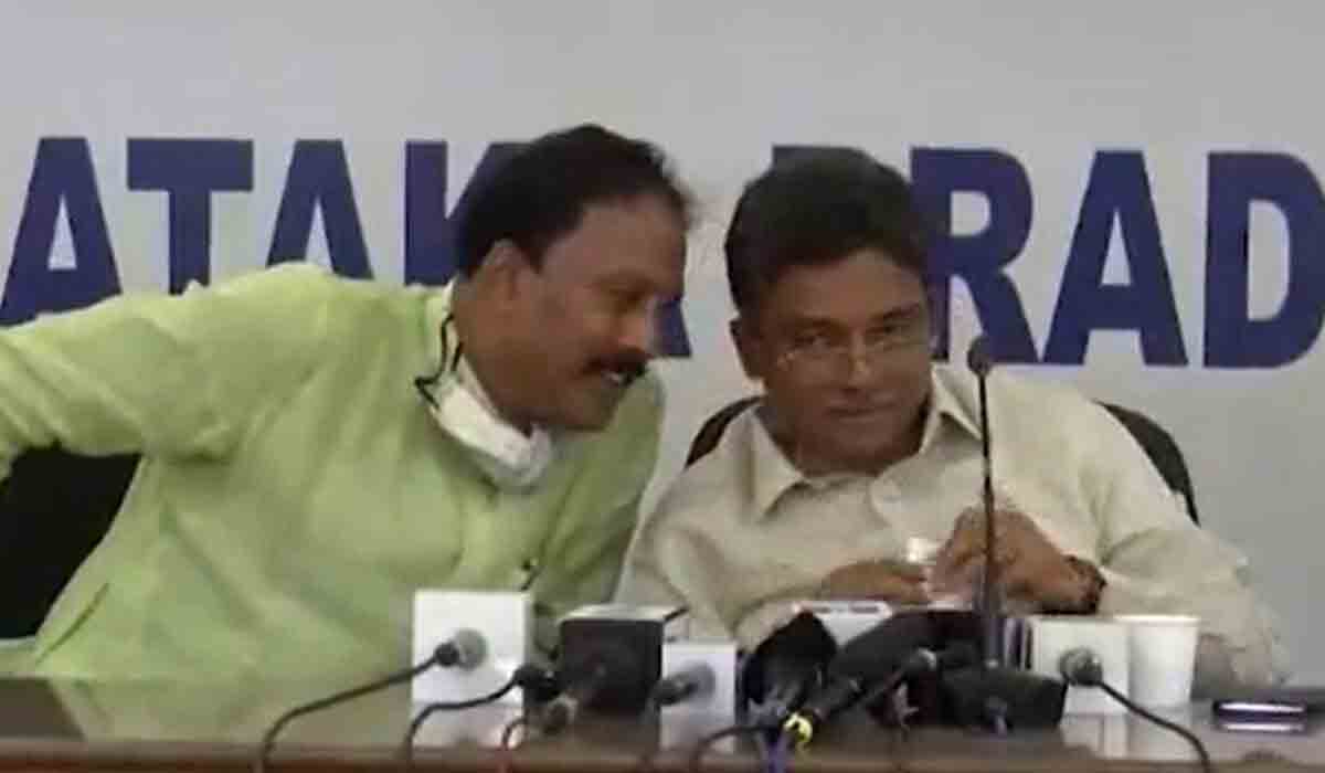 పార్టీ అధ్యక్షుడి అవినీతిని చర్చిస్తూ కెమెరాకు చిక్కిన కాంగ్రెస్ నేతలు!