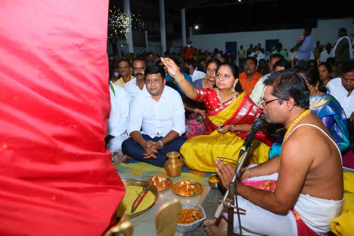 ఆయుధ పూజలో పాల్గొన్న ఎమ్మెల్సీ కవిత