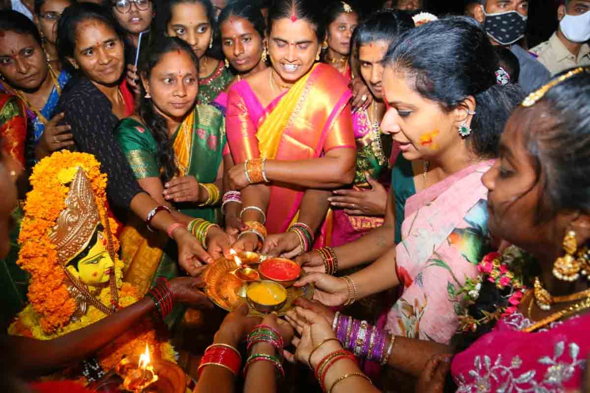 కలిగోట్‌లో బతుకమ్మ సంబురాల్లో పాల్గొన్న ఎమ్మెల్సీ కవిత