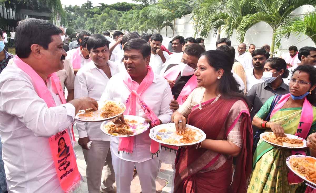 వీ లవ్‌ టీఆర్‌ఎస్‌!