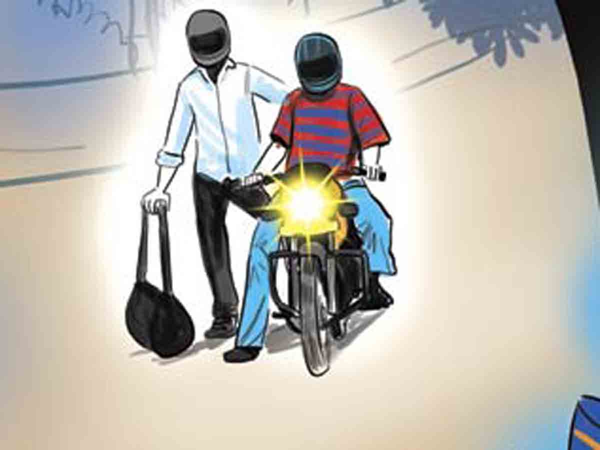 Vikarabad : వాహనదారున్ని కొట్టి.. డబ్బులు లాకెళ్లిన దుండగులు