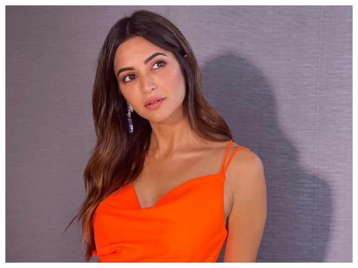 Kriti Kharbanda | కుర్రాళ్ల మతిపోగోడుతోన్న కృతి కర్బంద..