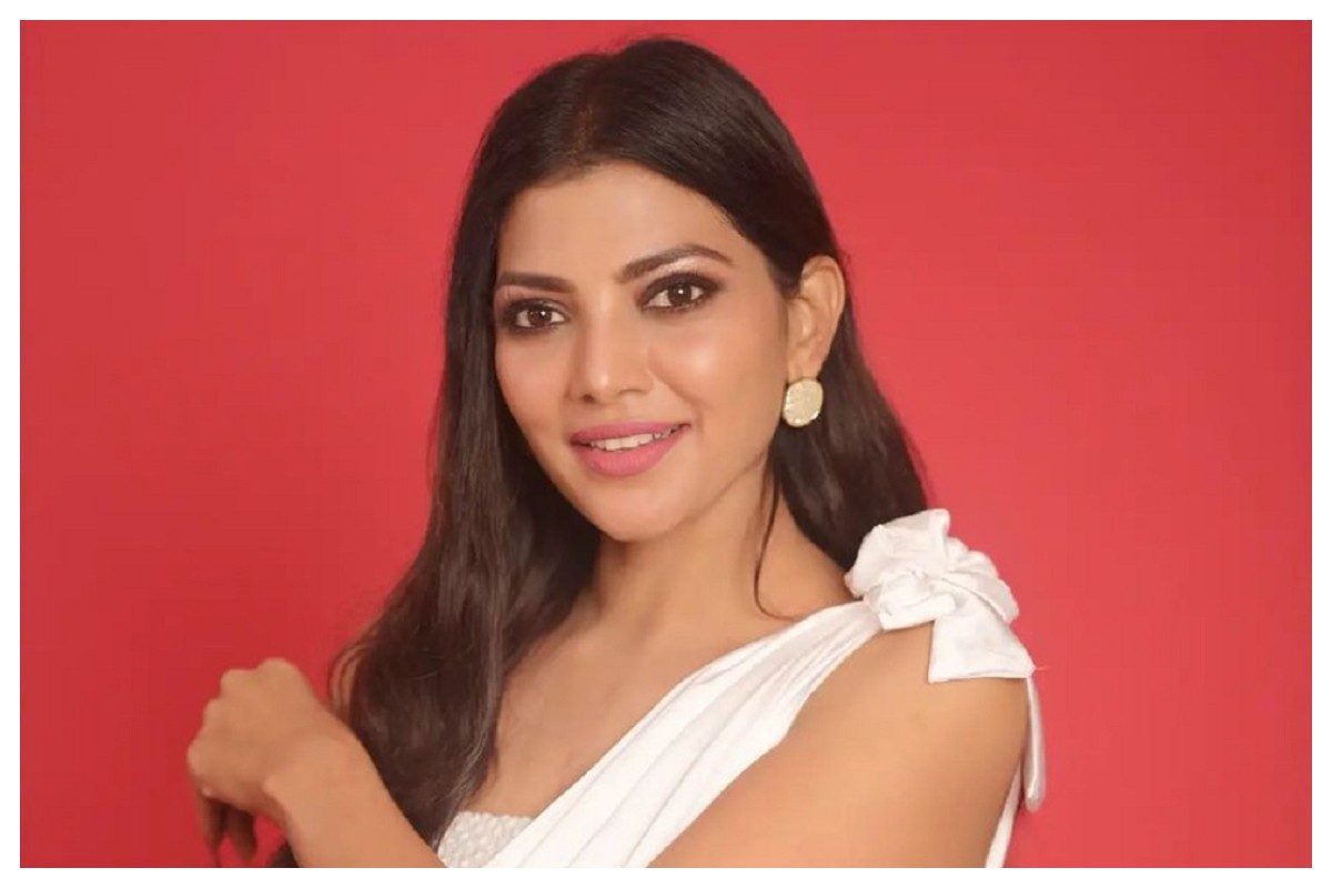 Lahari Shari | వైట్ డ్రెస్‌లో లహరి శారీ అందమైన ఫొటోలు..