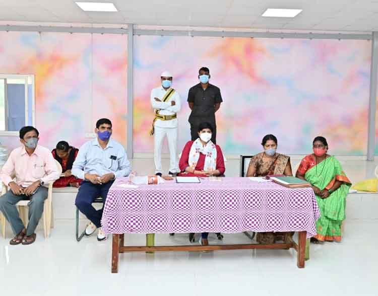 పరిసరాలను శుభ్రంగా ఉంచాలి