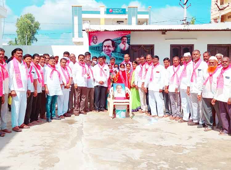 టీఆర్‌ఎస్‌ హయాంలోనే ప్రజాప్రతినిధులకు గౌరవం