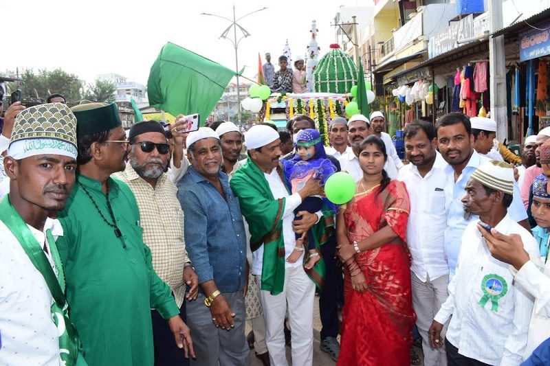 మతాలు వేరైనా..మానవులంతా ఒక్కటే