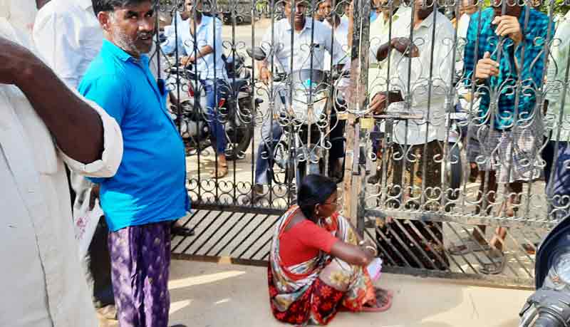 తాసిల్దార్‌ కార్యాలయానికి తాళం