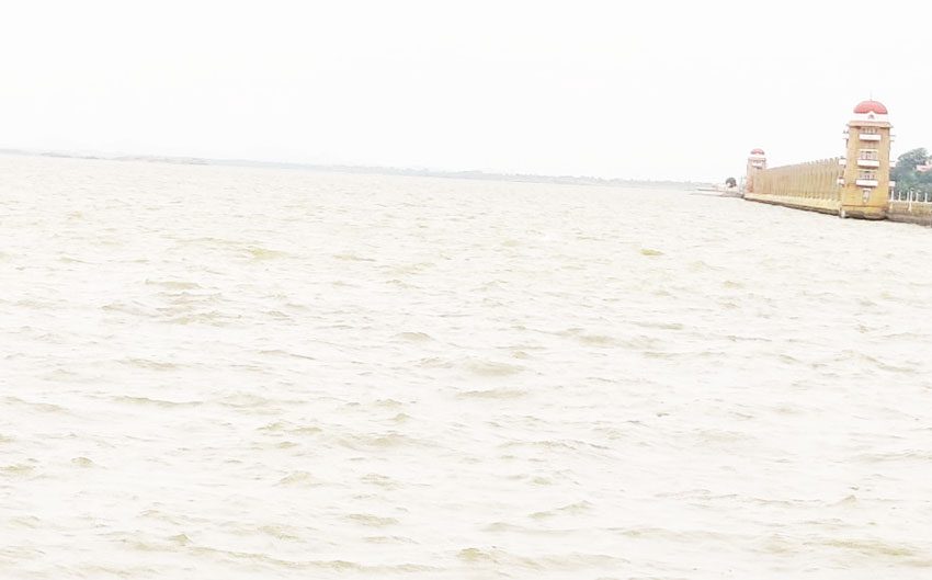 కొనసాగుతున్న వరద