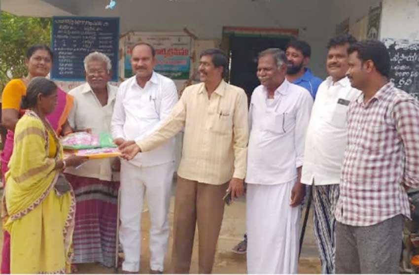 ముమ్మరంగా బతుకమ్మ చీరెలు పంపిణీ