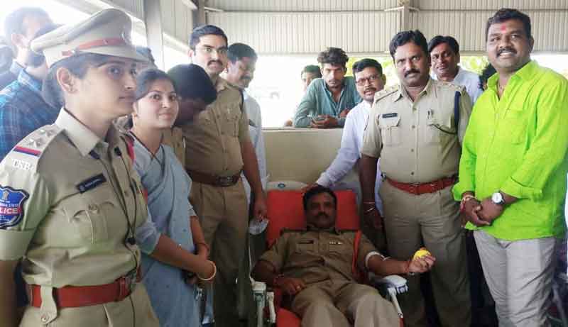 రక్తదానం చేసి ప్రాణదాతలవ్వాలి