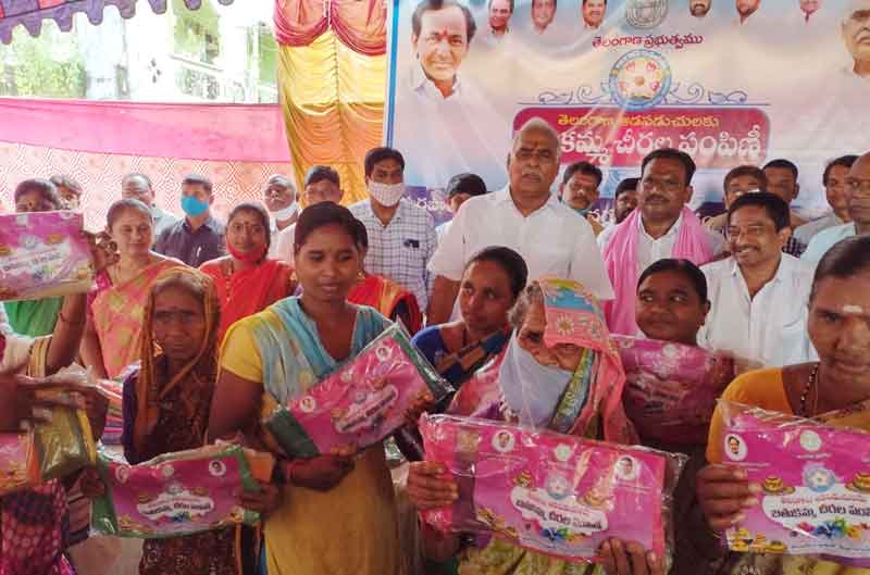 ఆడబిడ్డలకు కానుకగా బతుకమ్మ చీరె