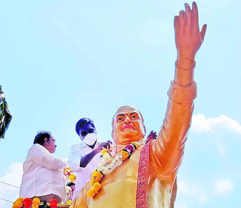 తెలుగు ప్రజల ఆరాధ్యుడు ఎన్టీఆర్‌