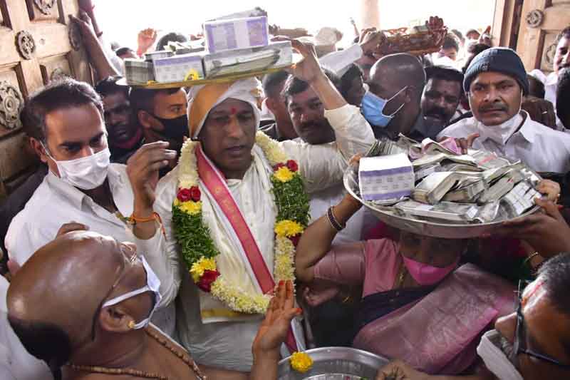 యాదాద్రికి ఒక్కరోజే 2.45 కోట్ల విరాళాలు