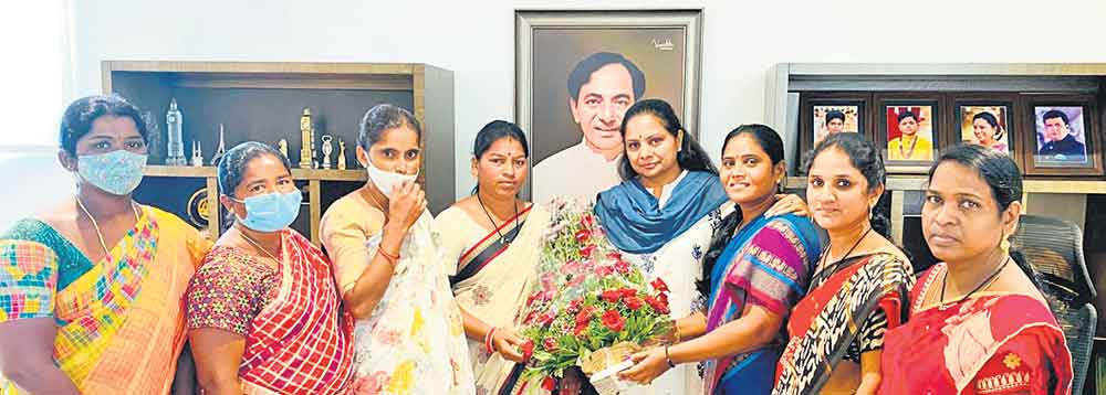 మినీ అంగన్‌వాడీ టీచర్లకు అండ