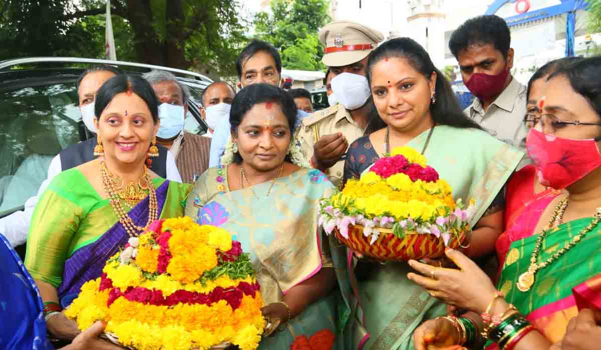 తెలుగు వర్సిటీలో బతుకమ్మ సంబురాలు.. పాల్గొన్న ఎమ్మెల్సీ కవిత