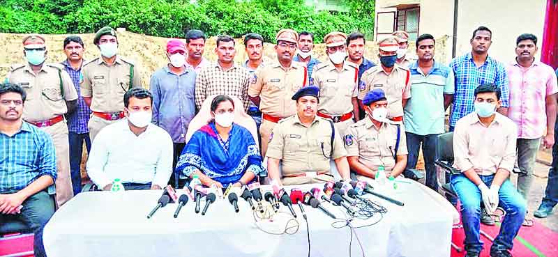 వేటగాళ్ల ఉచ్చులో పడి పెద్దపులి మృతి