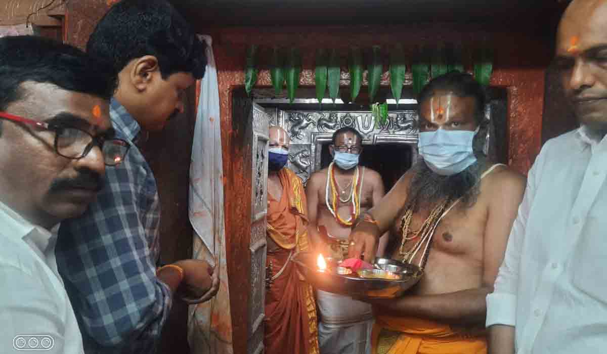 కొండ‌గ‌ట్టు అంజన్నను దర్శించుకున్న ఎంపీ సంతోష్ కుమార్